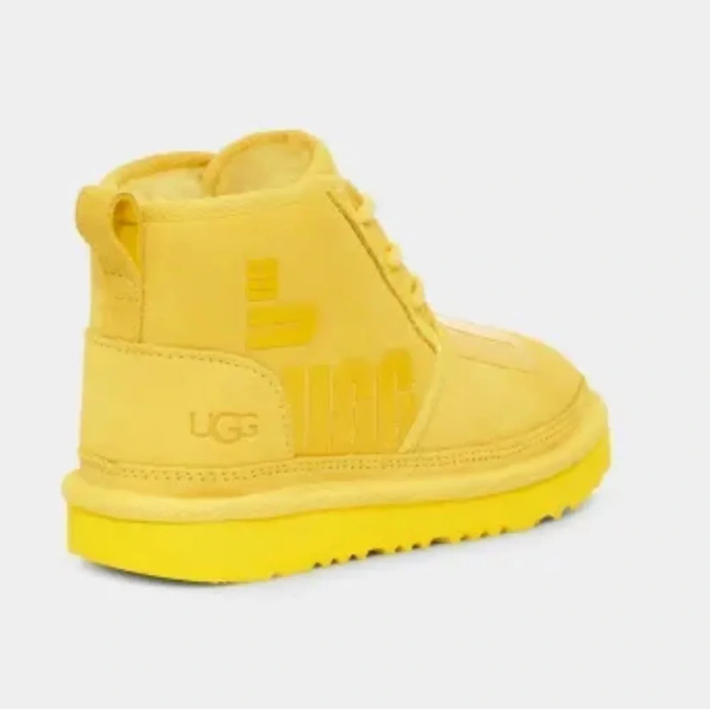 Yellow Scatter Graphic Uggs size‎ 4